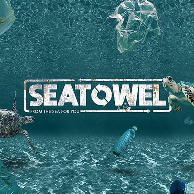 Das SeaTowel ist ein nachhaltiges Badetuch aus recycelter Baumwolle und recyceltem Plastik (rPET) aus dem Meer.